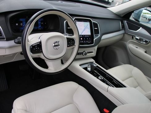 Used 2023 Volvo XC90 B5 Core AWD/4WD image 4