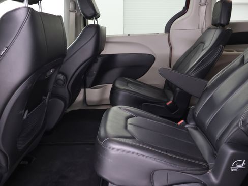 Used 2023 Chrysler Pacifica Touring-L AWD/4WD image 37