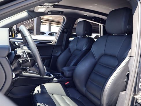 Certified 2026 Porsche Macan AWD/4WD image 5