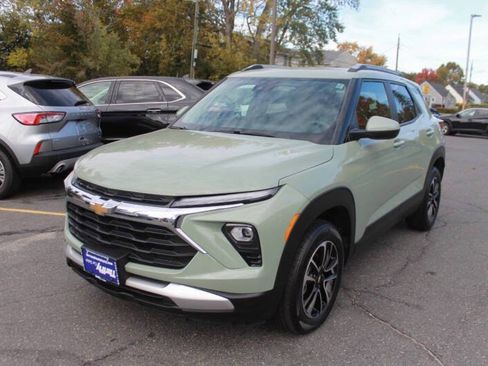 Used 2025 Chevrolet TrailBlazer LT image 3