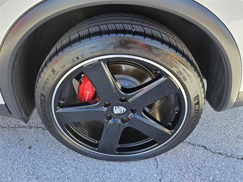 Used 2016 Porsche Cayenne Turbo image 44