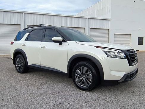 Certified 2022 Nissan Pathfinder SV image 3