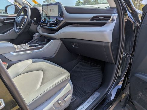 Used 2023 Toyota Highlander Limited image 25