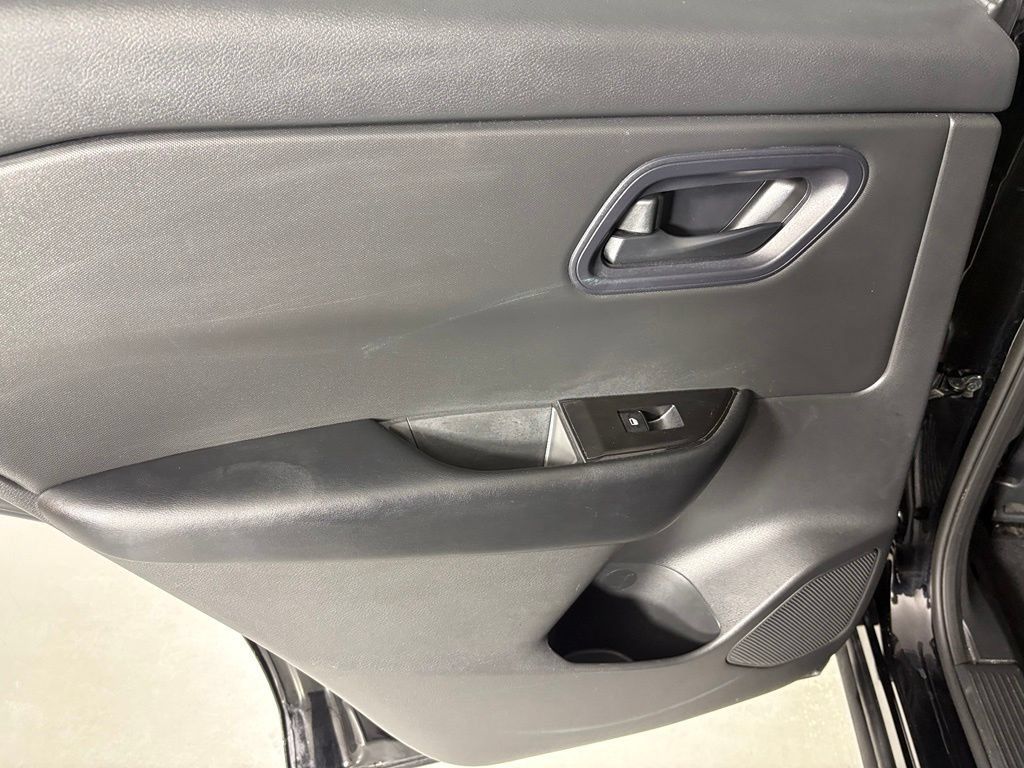 Used 2024 Nissan Rogue S FWD image 33