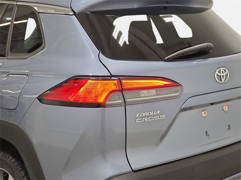 Certified 2024 Toyota Corolla Cross XLE image 30