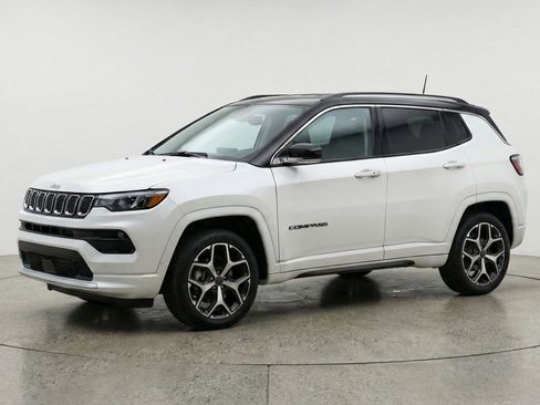 Used 2025 Jeep Compass Limited image 3