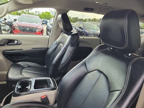 Used 2023 Chrysler Pacifica Touring-L FWD image 21