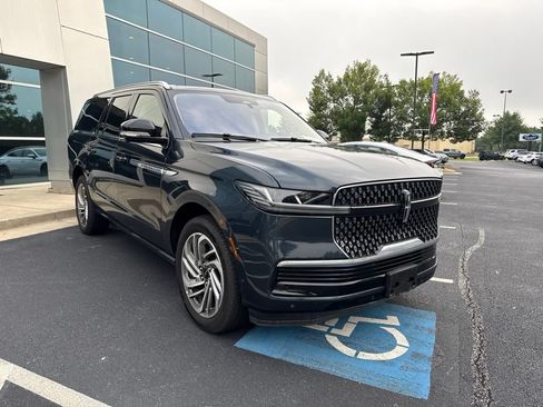 Used 2025 Lincoln Navigator L Reserve AWD/4WD image 3