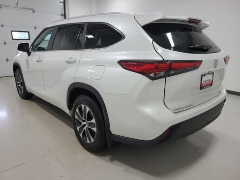 Used 2023 Toyota Highlander XLE AWD/4WD image 12