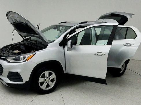 Used 2019 Chevrolet Trax LT w/ LT Convenience Package FWD image 11