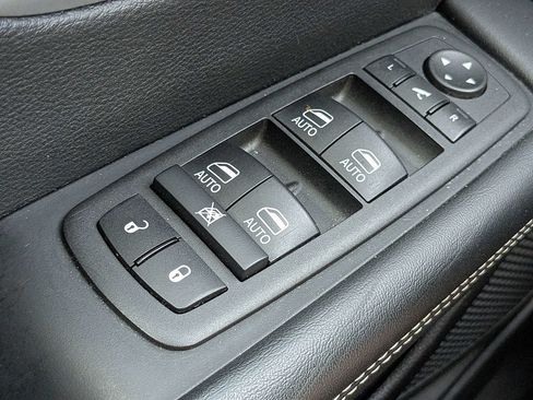 Used 2025 Chrysler Pacifica Limited FWD image 25