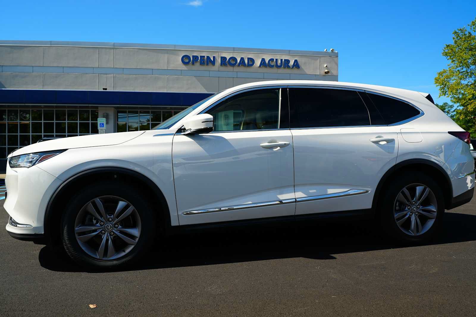 Used 2023 Acura MDX SH-AWD image 4