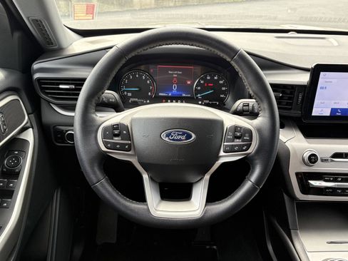 Used 2023 Ford Explorer XLT image 9