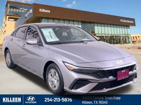 Used 2025 Hyundai Elantra SE FWD image 11