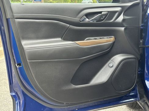 Certified 2023 GMC Acadia SLE w/ Driver Convenience Package image 13