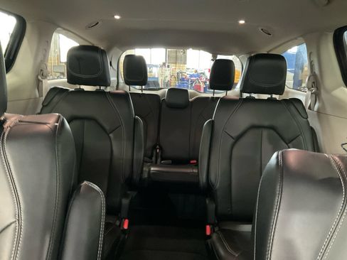 Used 2023 Chrysler Pacifica Touring-L FWD image 34
