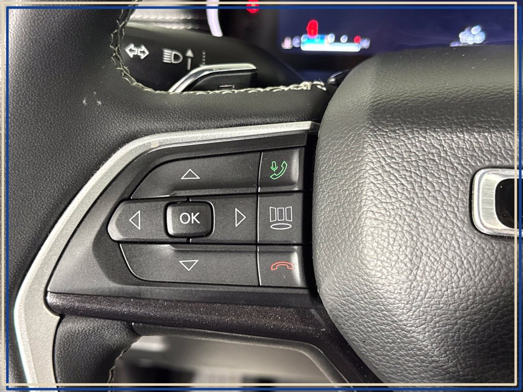 Used 2023 Jeep Grand Cherokee Laredo AWD/4WD image 19