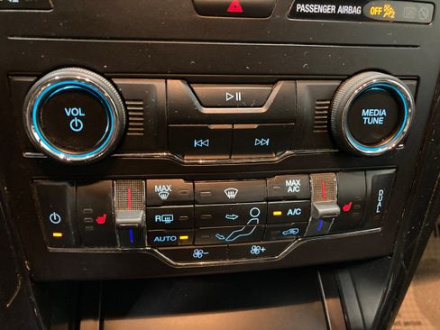 Used 2019 Ford Explorer XLT w/ Equipment Group 202A AWD/4WD image 27