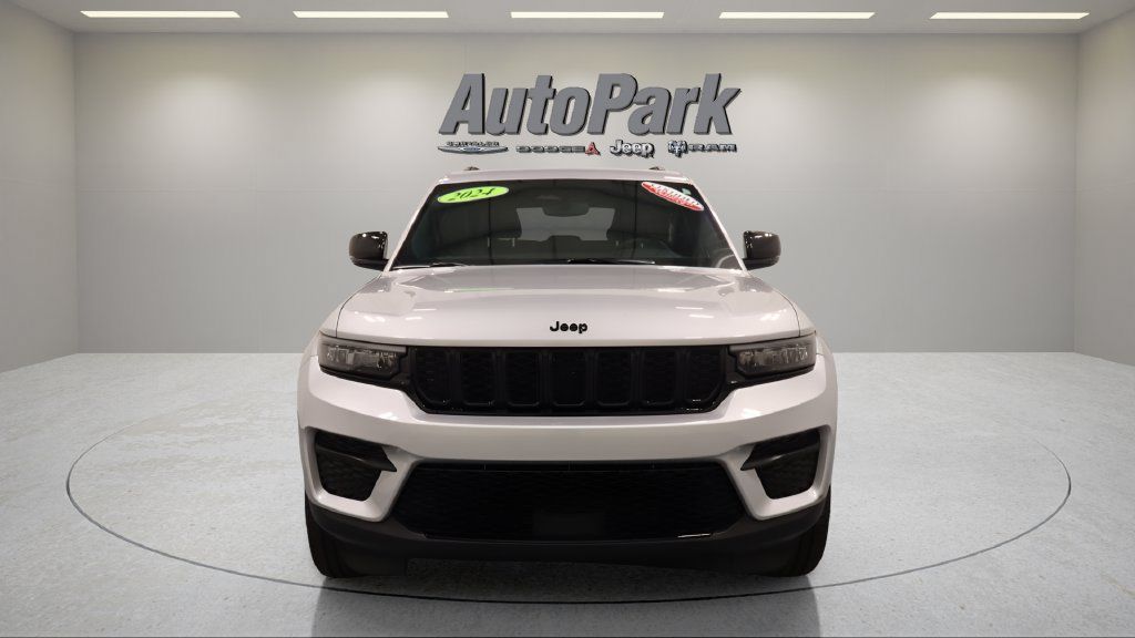 Certified 2024 Jeep Grand Cherokee Altitude AWD/4WD image 3