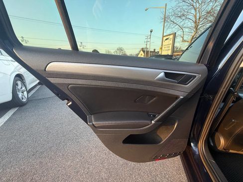 Used 2017 Volkswagen Golf SE image 9