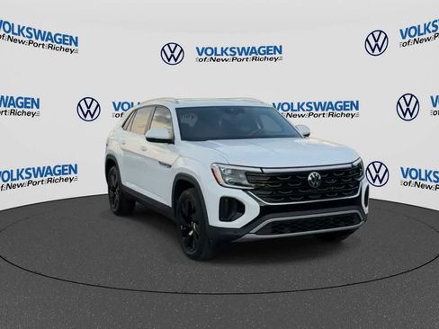 Used 2024 Volkswagen Atlas Cross Sport SE w/ Panoramic Sunroof Package FWD image 2