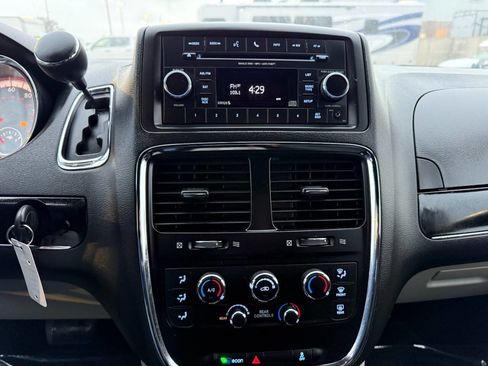 Used 2016 Dodge Grand Caravan SE image 35