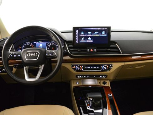 Used 2023 Audi Q5 Premium w/ Convenience Package image 4