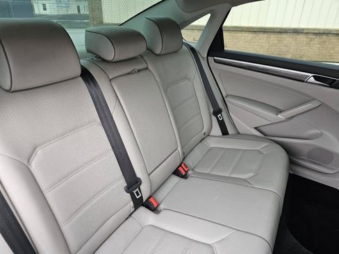 Used 2018 Volkswagen Passat 2.0T SE FWD image 16
