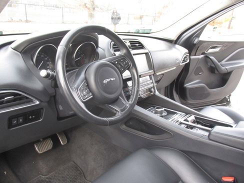 Used 2019 Jaguar F-PACE Premium image 31