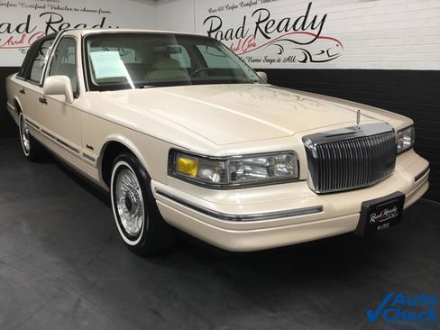 Used 1997 Lincoln Town Car Executive RWD image 3