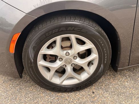 Used 2017 Chrysler Pacifica Touring-L w/ Tire & Wheel Group FWD image 11