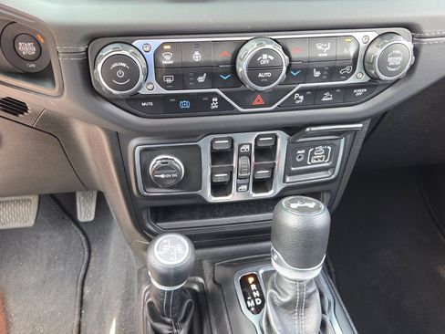 Used 2025 Jeep Wrangler Unlimited Sahara w/ Safety Group AWD/4WD image 20