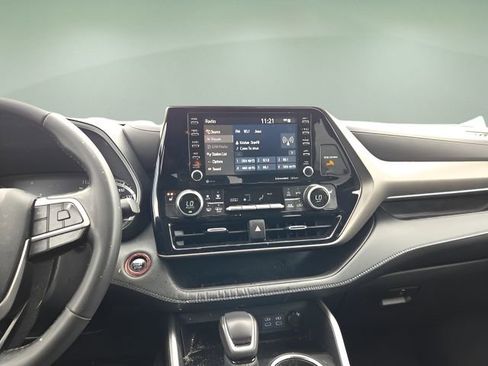 Used 2022 Toyota Highlander XLE image 11