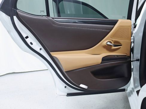 Used 2021 Lexus ES 300h w/ Accessory Package image 32