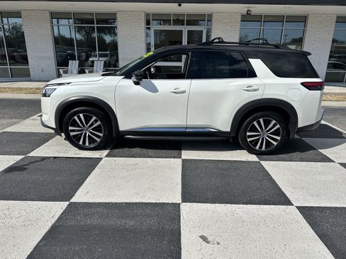 Used 2023 Nissan Pathfinder Platinum image 1