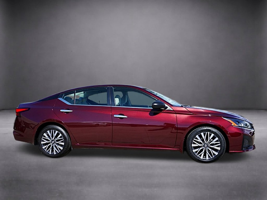Used 2024 Nissan Altima 2.5 SV FWD image 3
