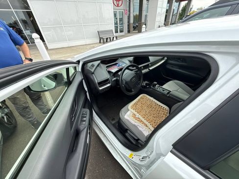 Used 2024 Toyota Prius LE AWD/4WD image 10