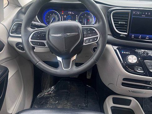 Used 2022 Chrysler Pacifica Touring-L FWD image 8