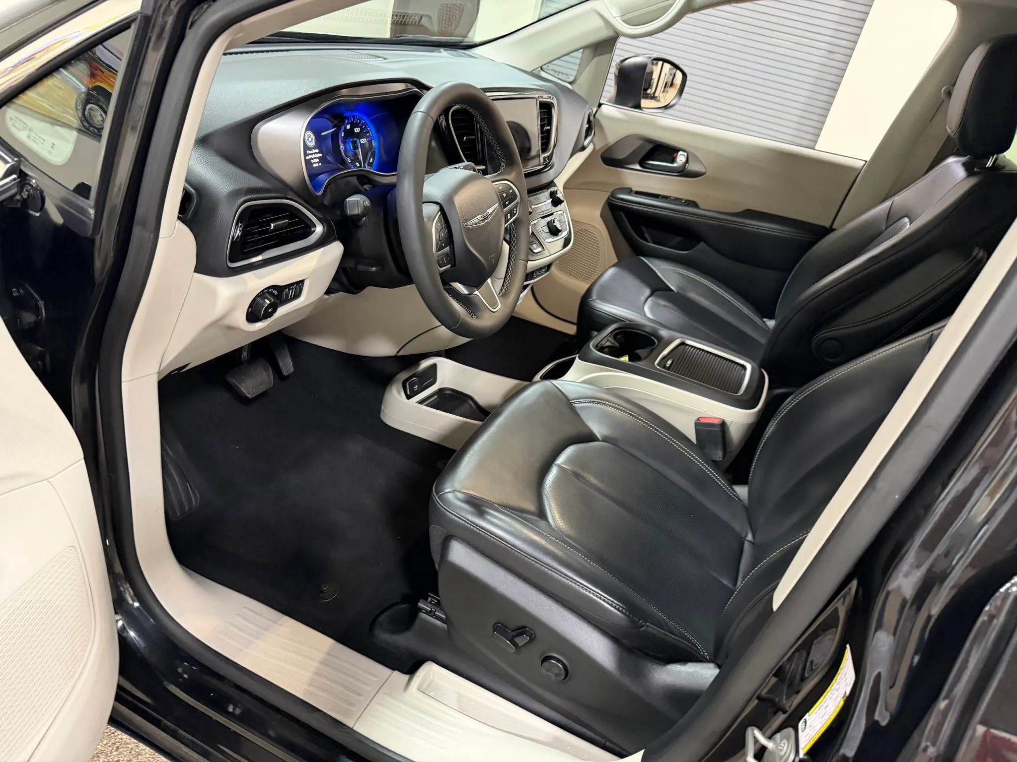 Used 2023 Chrysler Pacifica Touring-L FWD image 41