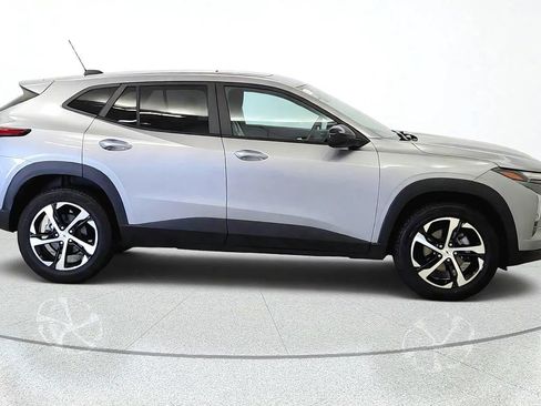 Used 2024 Chevrolet Trax RS w/ Sunroof Package FWD image 10