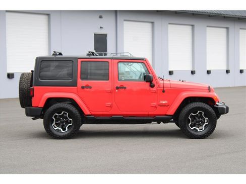 Used 2013 Jeep Wrangler Unlimited Sahara w/ Connectivity Group AWD/4WD image 4