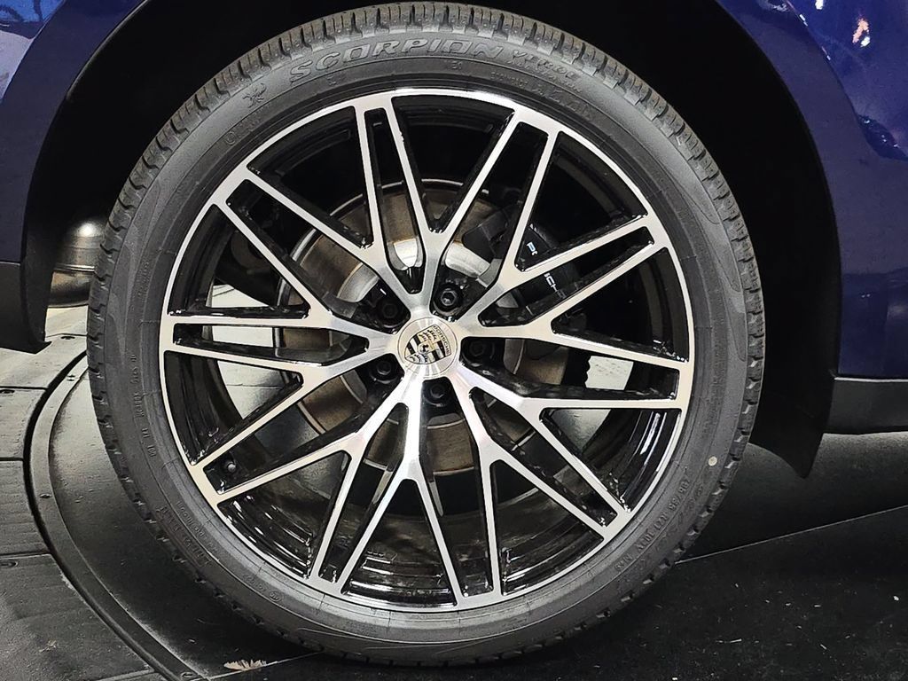 Certified 2025 Porsche Macan AWD/4WD image 29