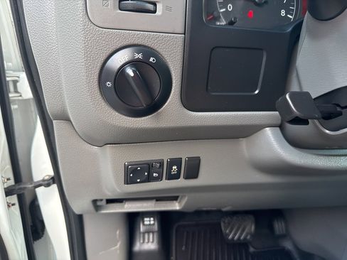 Used 2018 Nissan NV 3500 SV image 19