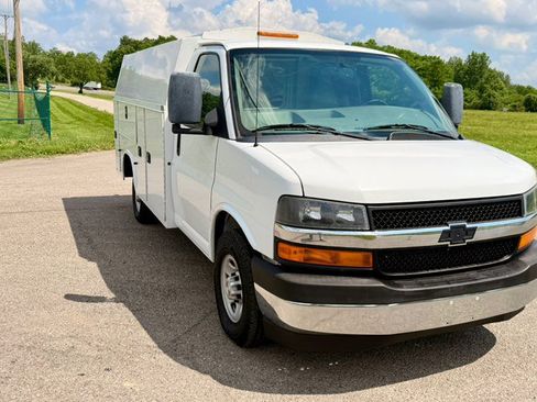 Used 2017 Chevrolet Express 3500 RWD image 10