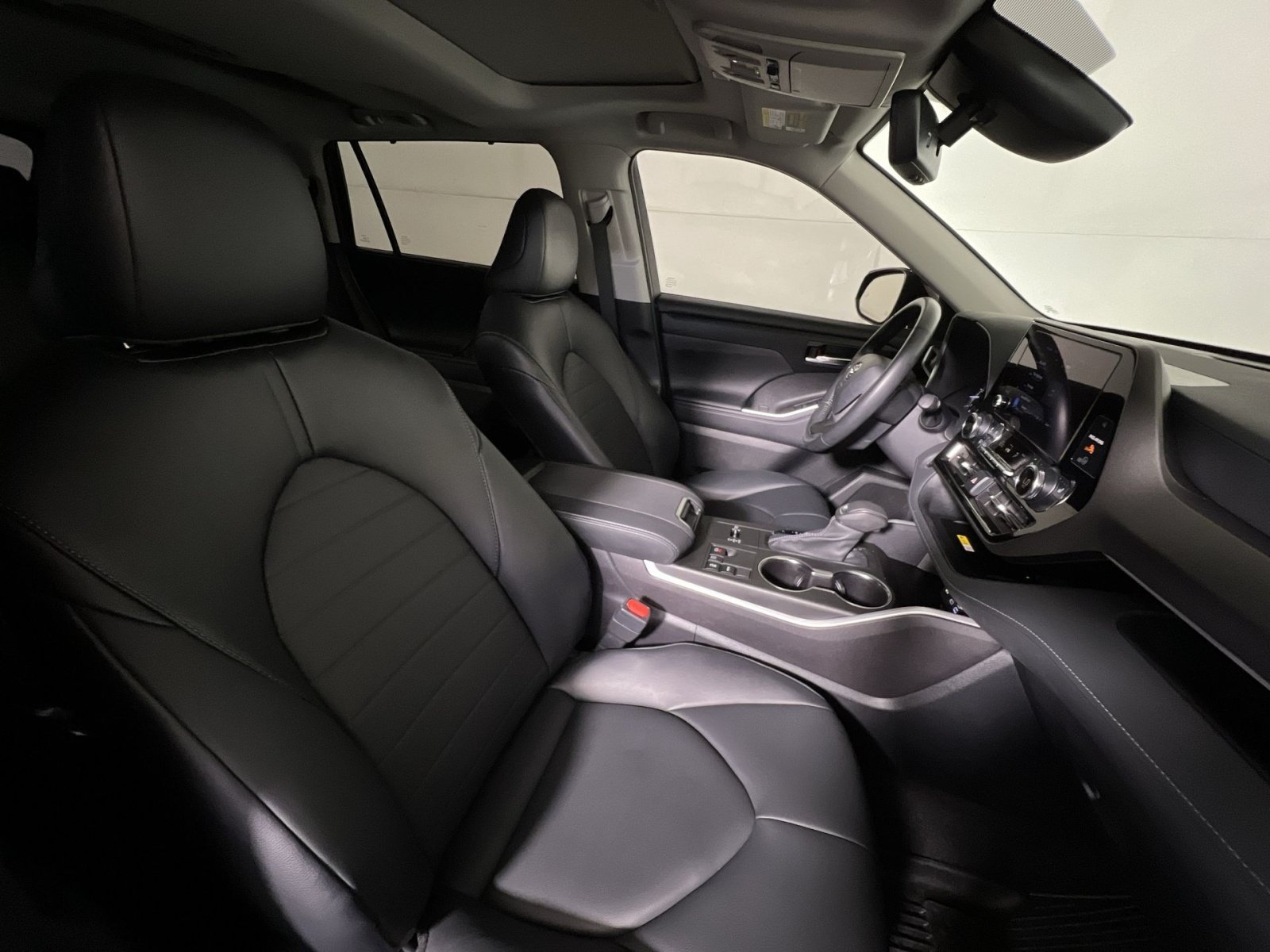 Used 2024 Toyota Highlander XLE FWD image 27