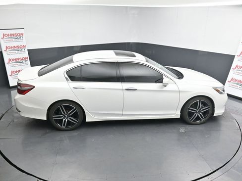 Used 2016 Honda Accord Touring image 17