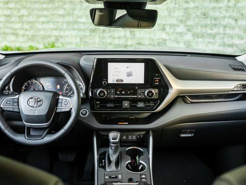 Certified 2025 Toyota Highlander XLE image 26