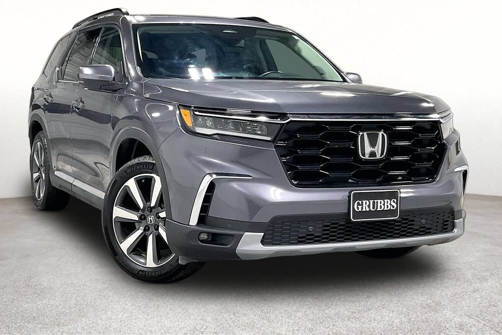 Used 2025 Honda Pilot Touring image 1