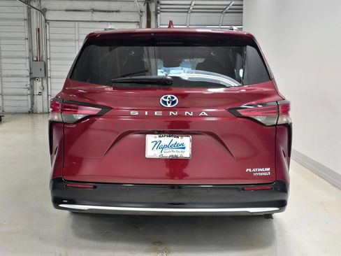Used 2024 Toyota Sienna Platinum FWD image 4