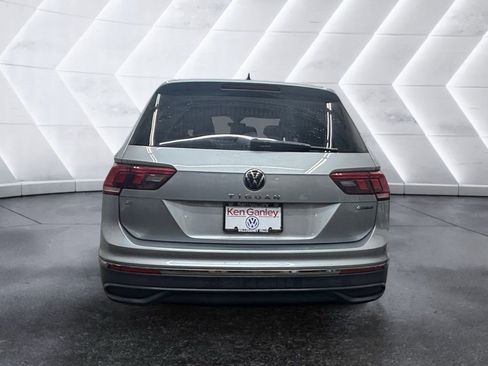 Used 2022 Volkswagen Tiguan SE w/ Panoramic Sunroof Package image 3